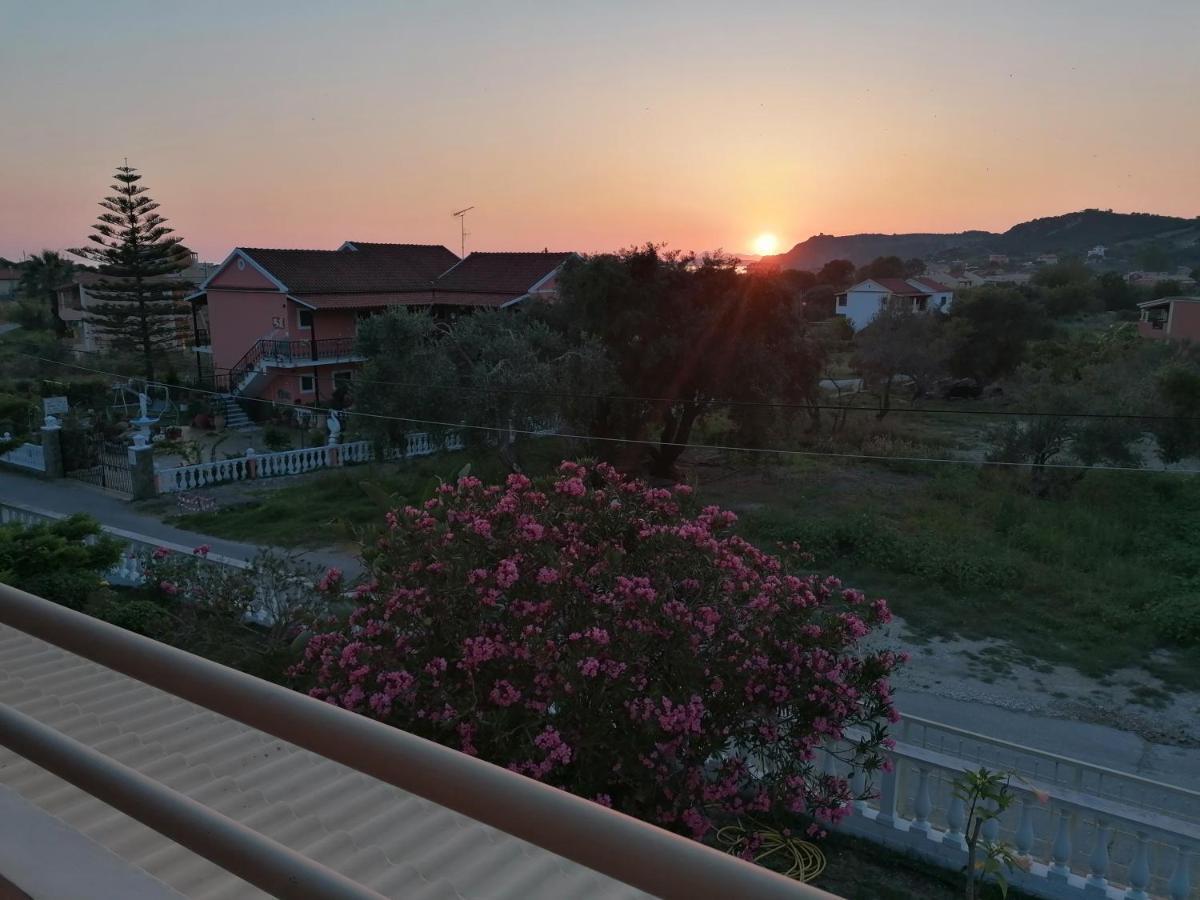 Makis Apartments อาร์ริลลาส ภายนอก รูปภาพ